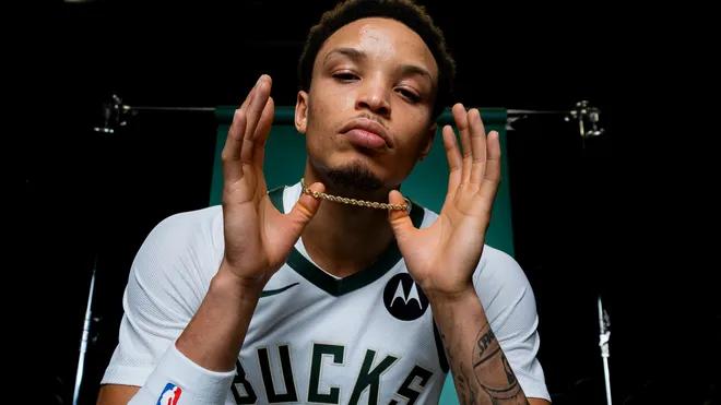 Discovery splash banner for Milwaukee Bucks Discord server